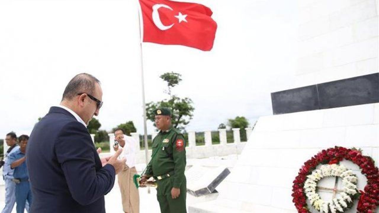 FM Cavusoglu visits Ottoman soldier cemetery in Myanmar