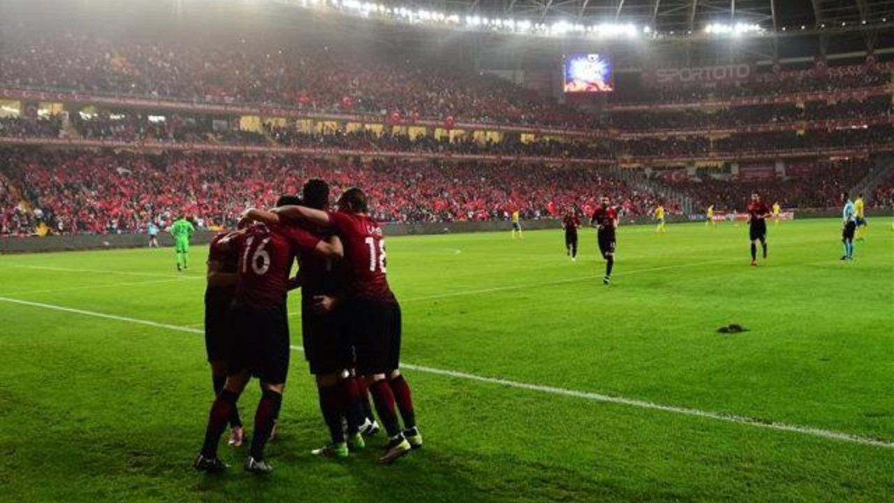 Turkey tipped to pass Euro 2016 group