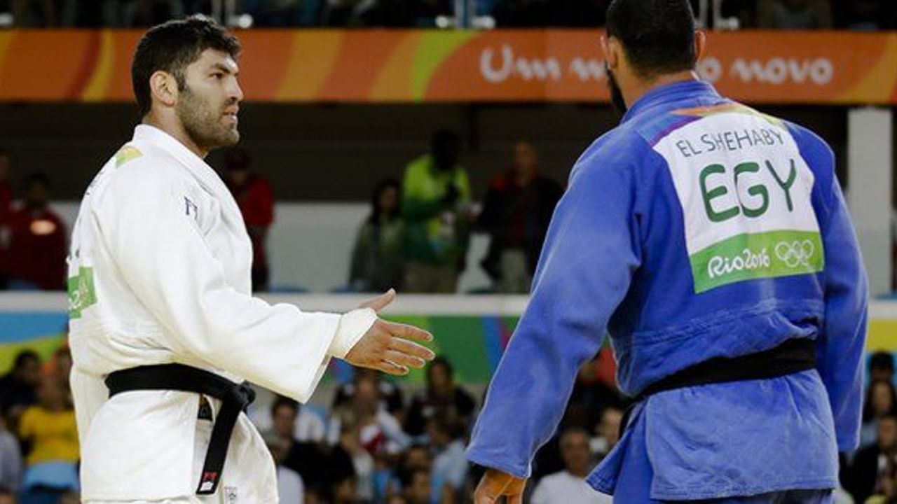 Egyptian judoka sent home from Rio for refusing handshake with Israeli