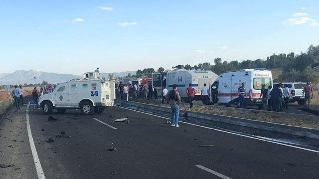 Riot police attacked in eastern Turkey, 6 martyred