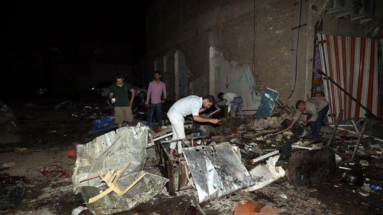 Twin car bombing kills 16 at Iraqi shopping mall