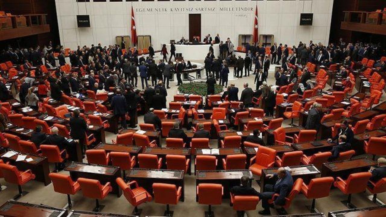 Lawmakers begin debating Turkey&#039;s constitution