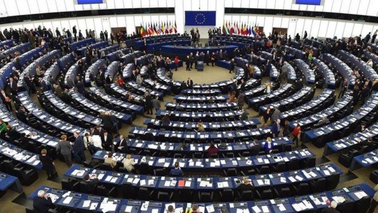 European Parliament backs new Schengen border checks