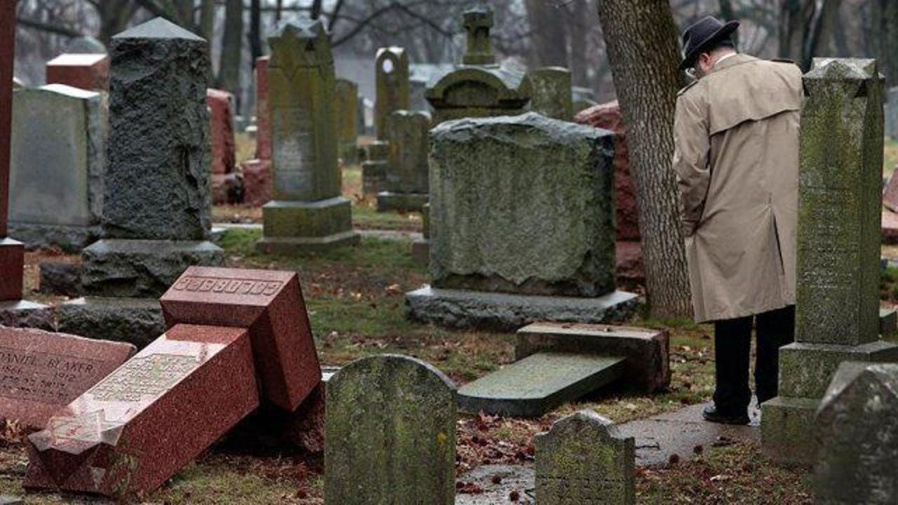 Muslims raise 80K to repair Jewish cemetery