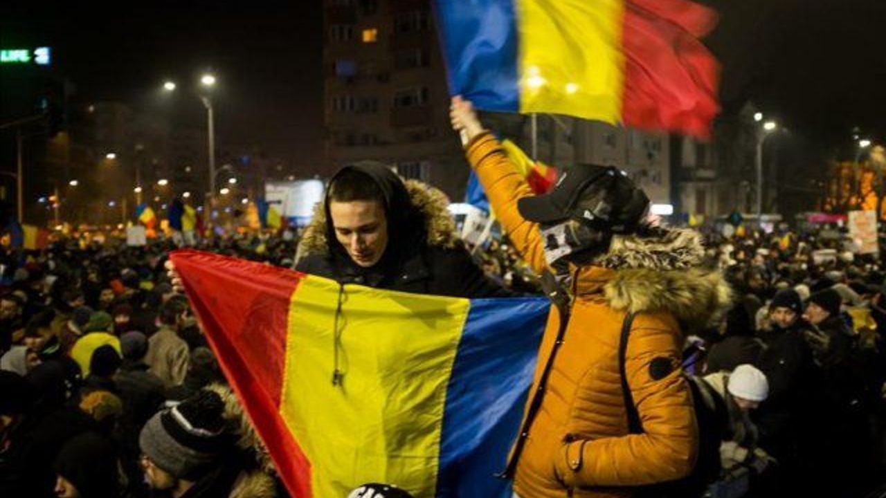 Romanian PM refuses to resign amid mass protests