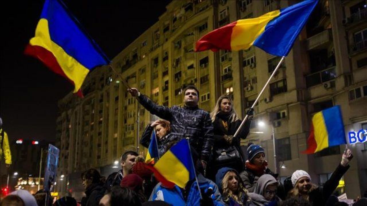 Romanian government falls after no-confidence vote