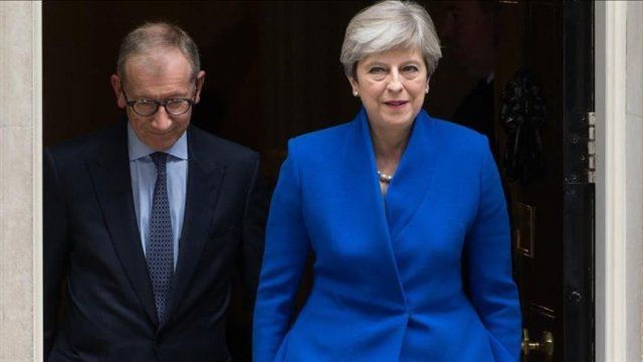 UK: May to form minority govt after shock at polls