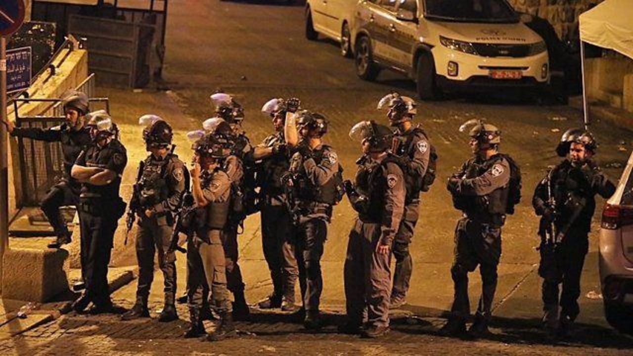 Israeli police wound Palestinians near Al-Aqsa Mosque