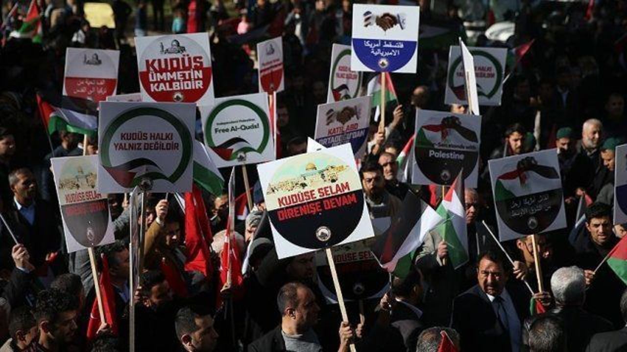 Thousands denounce US move on Jerusalem