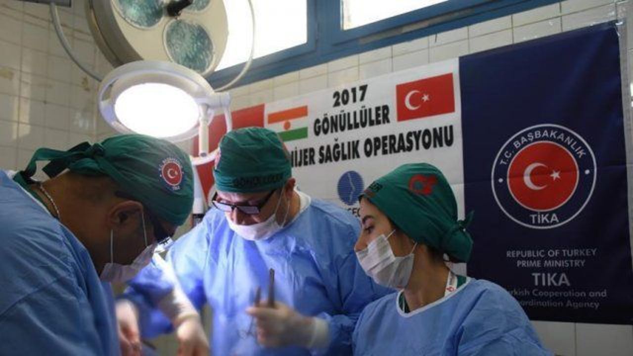 Turkish doctors perform cataract surgeries in Niger