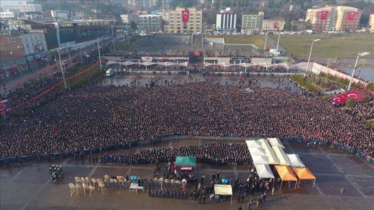 Huge crowd attends funeral of martyred soldier in Turkey