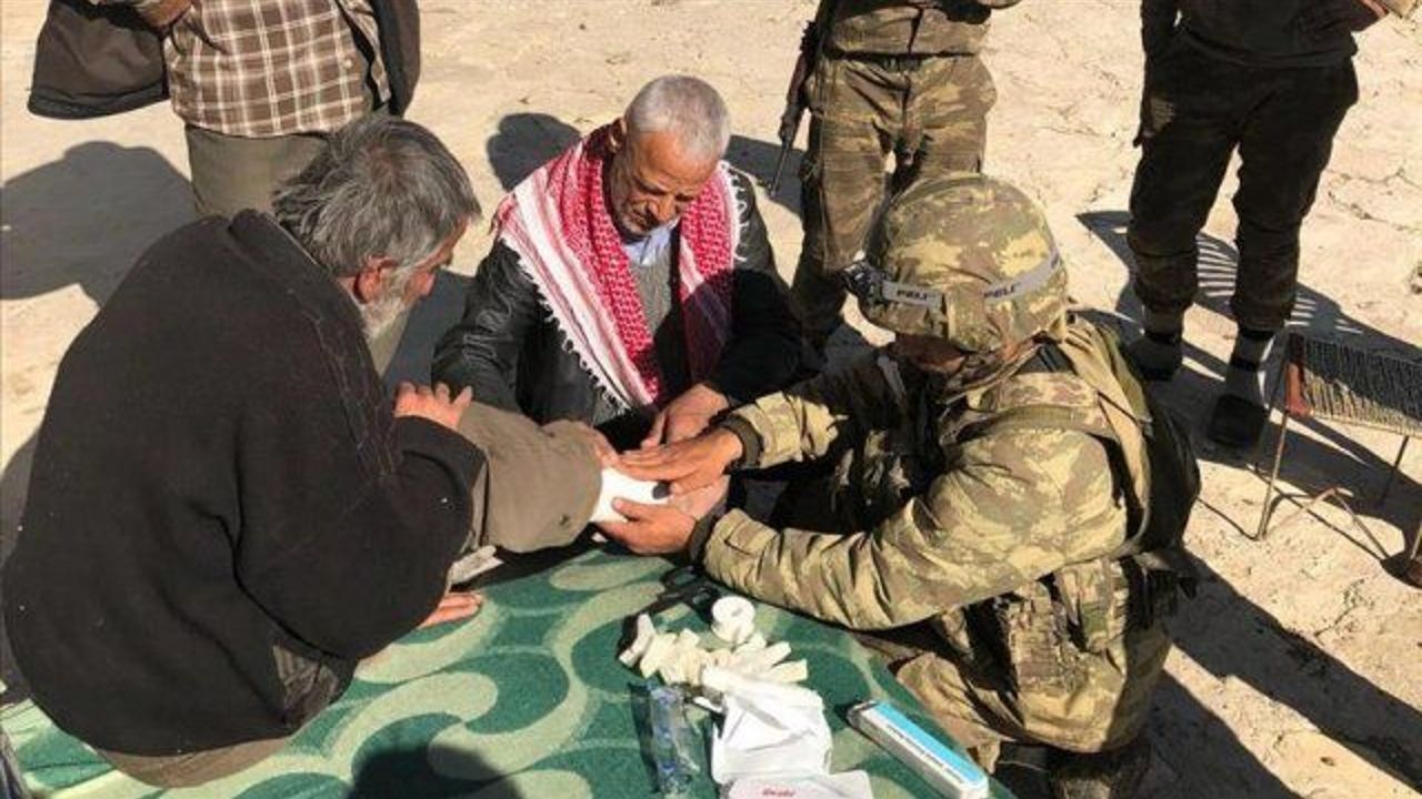 Turkish army distributes aid to civilians in Syria