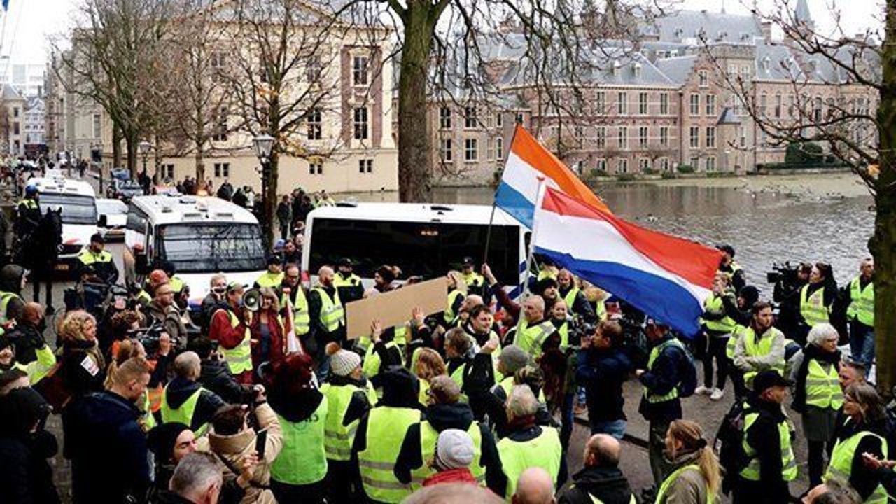&#039;Yellow vest&#039; protests spread to Netherlands