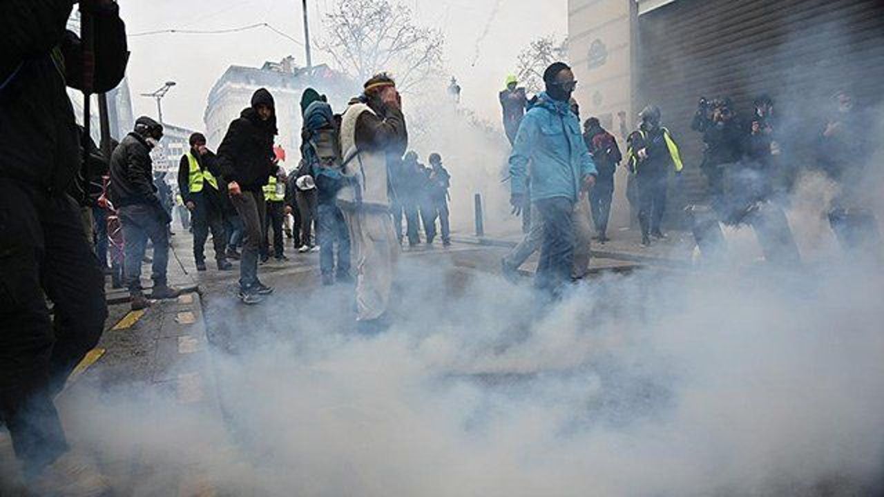 French police use pepper spray against Yellow Vests