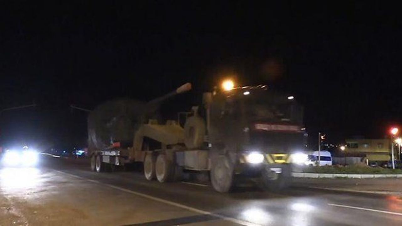 Turkey sends howitzers to Syria border