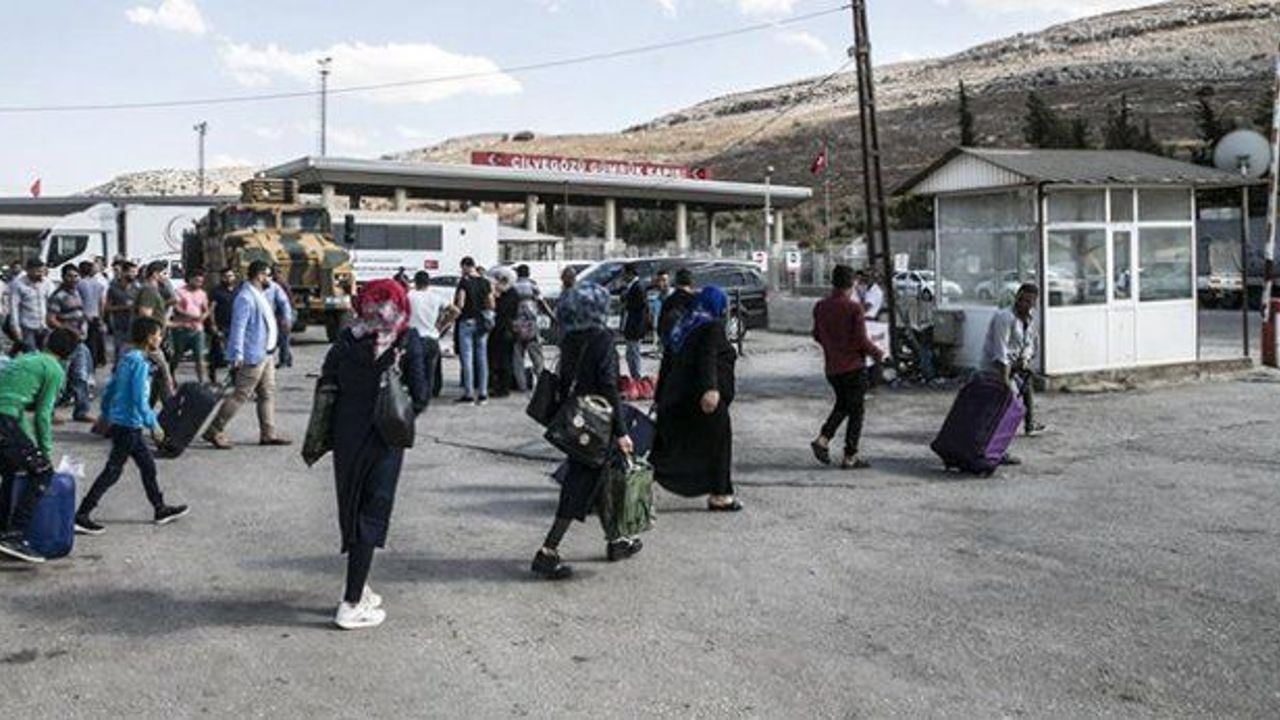 Nearly 295,000 Syrians return home from Turkey in 2018