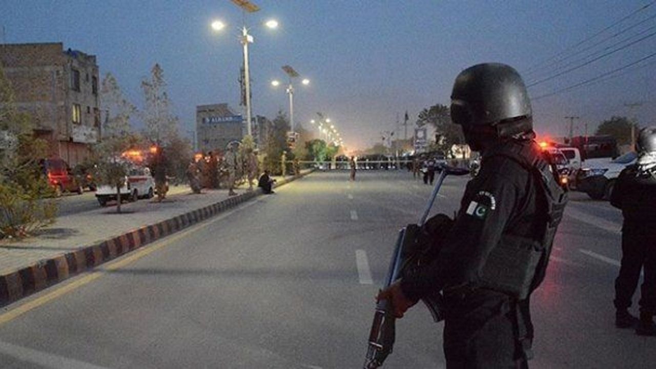 4 police killed in southwest Pakistan bomb blast