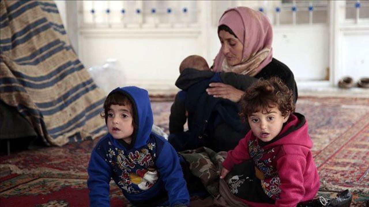 Syrian families take refuge in mosque from bombings