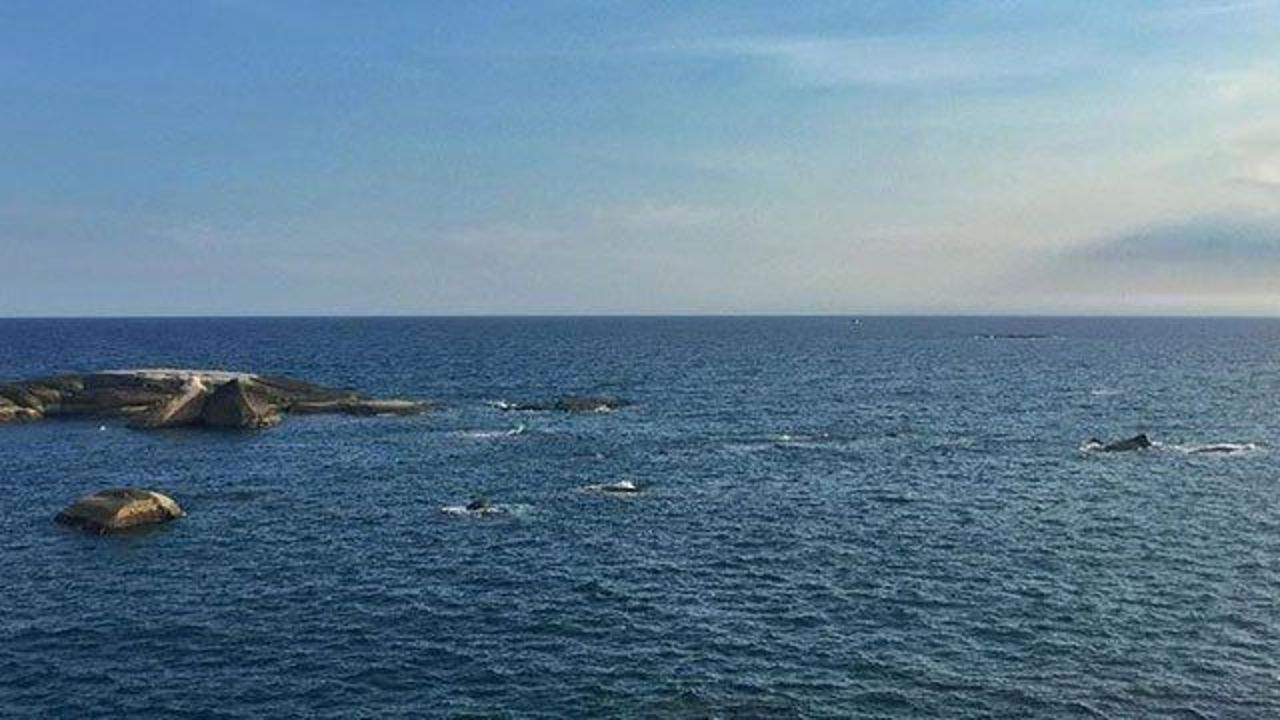 US Navy says submarine hit underwater mountain in South China Sea