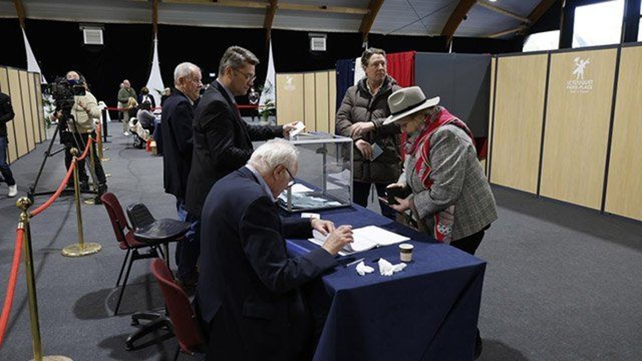 France votes for president, with decision a difficult one