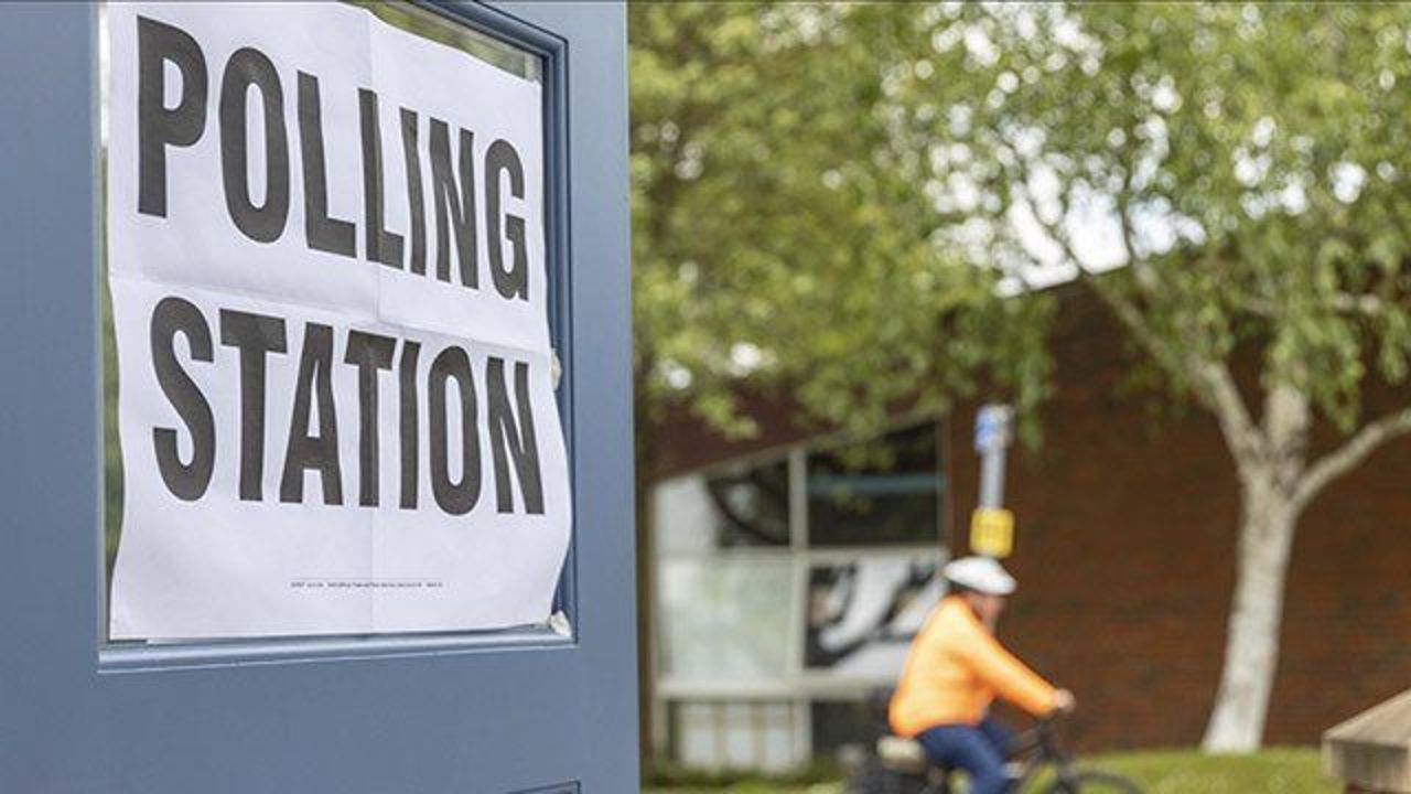 Early UK local election results show Conservative unpopularity, mixed Labour support