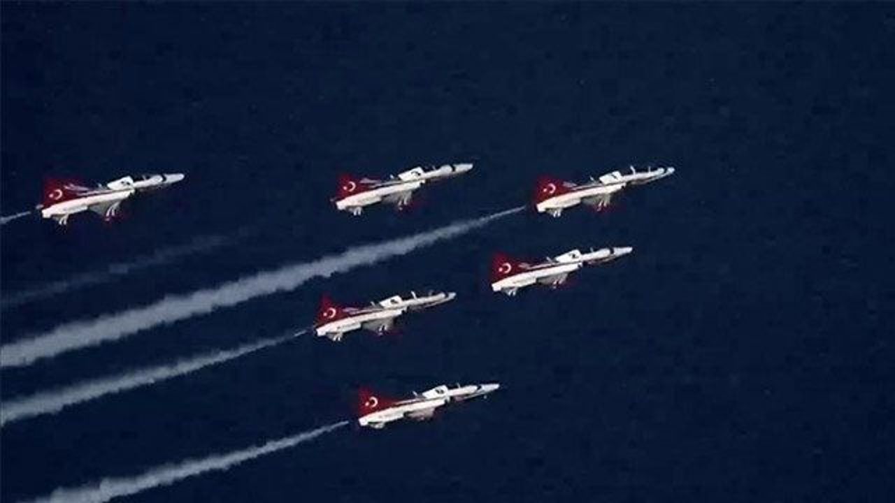 Turkish Stars&#039; Teknofest aerobatic show filmed by Bayraktar Akinci drone