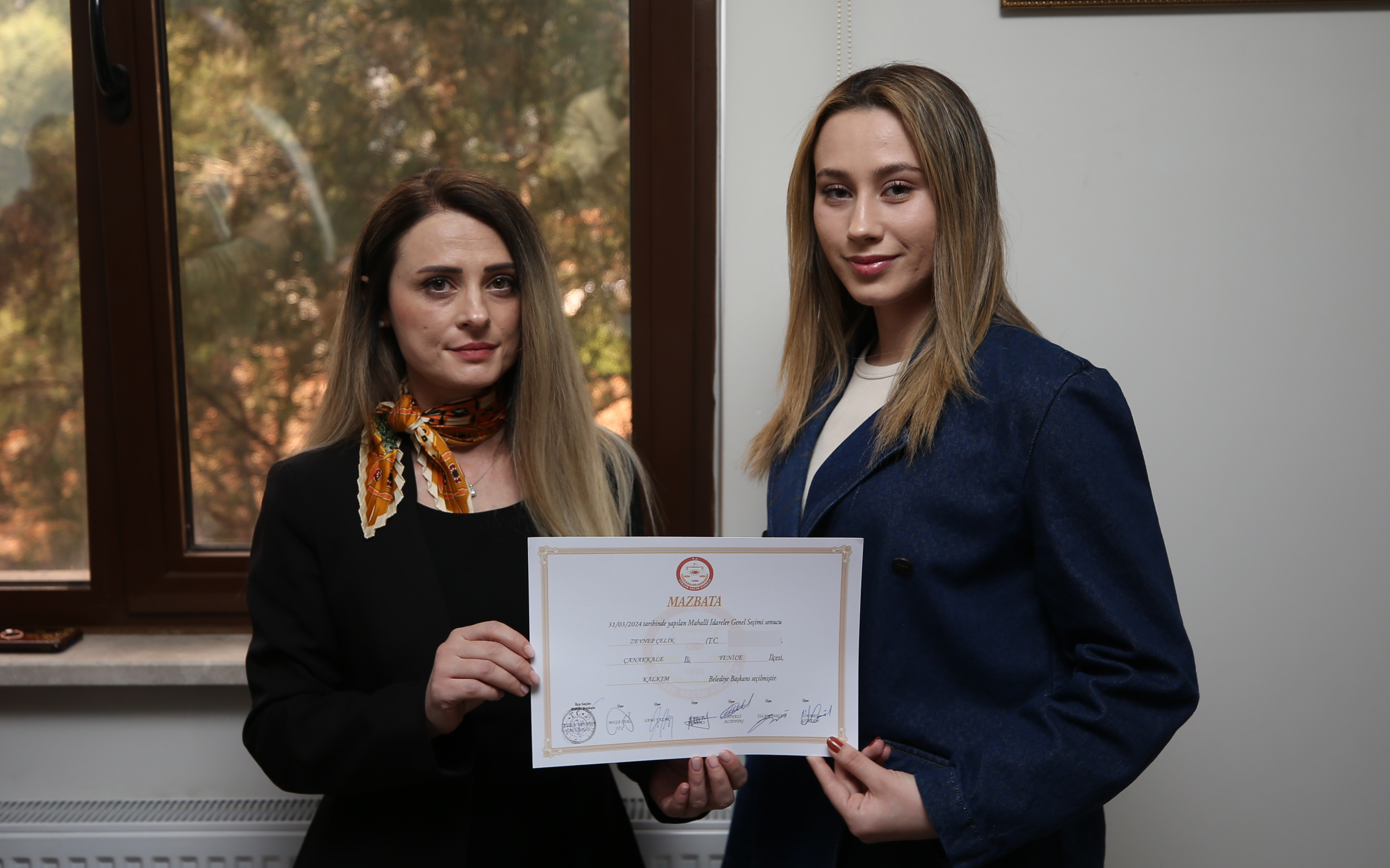 Zeynep Celik, youngest mayor in Türkiye's election, receives her license