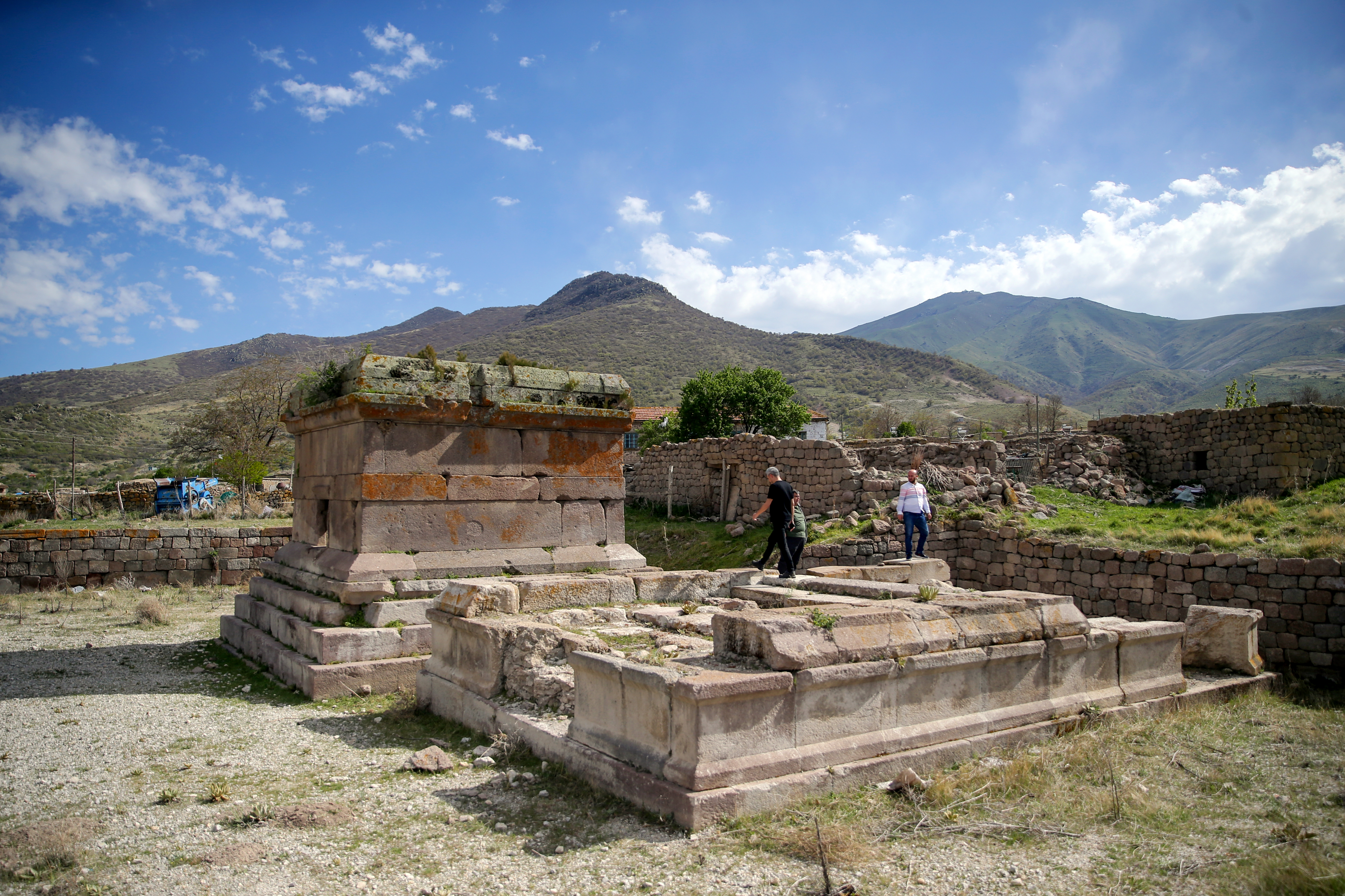 Religious buildings uncovered in Türkiye's archaeological research