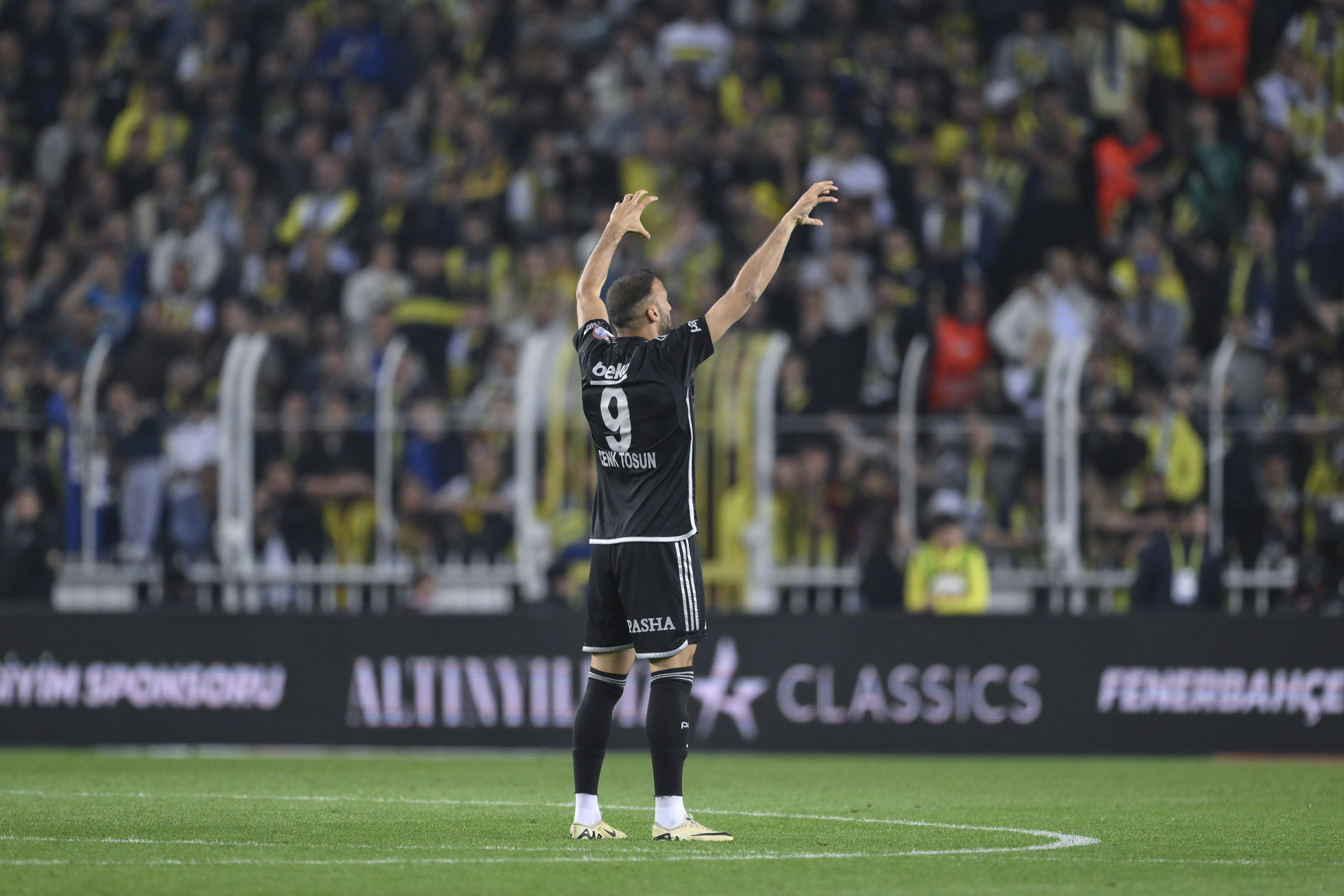 Fenerbahce beat Besiktas 2-1 in Istanbul derby