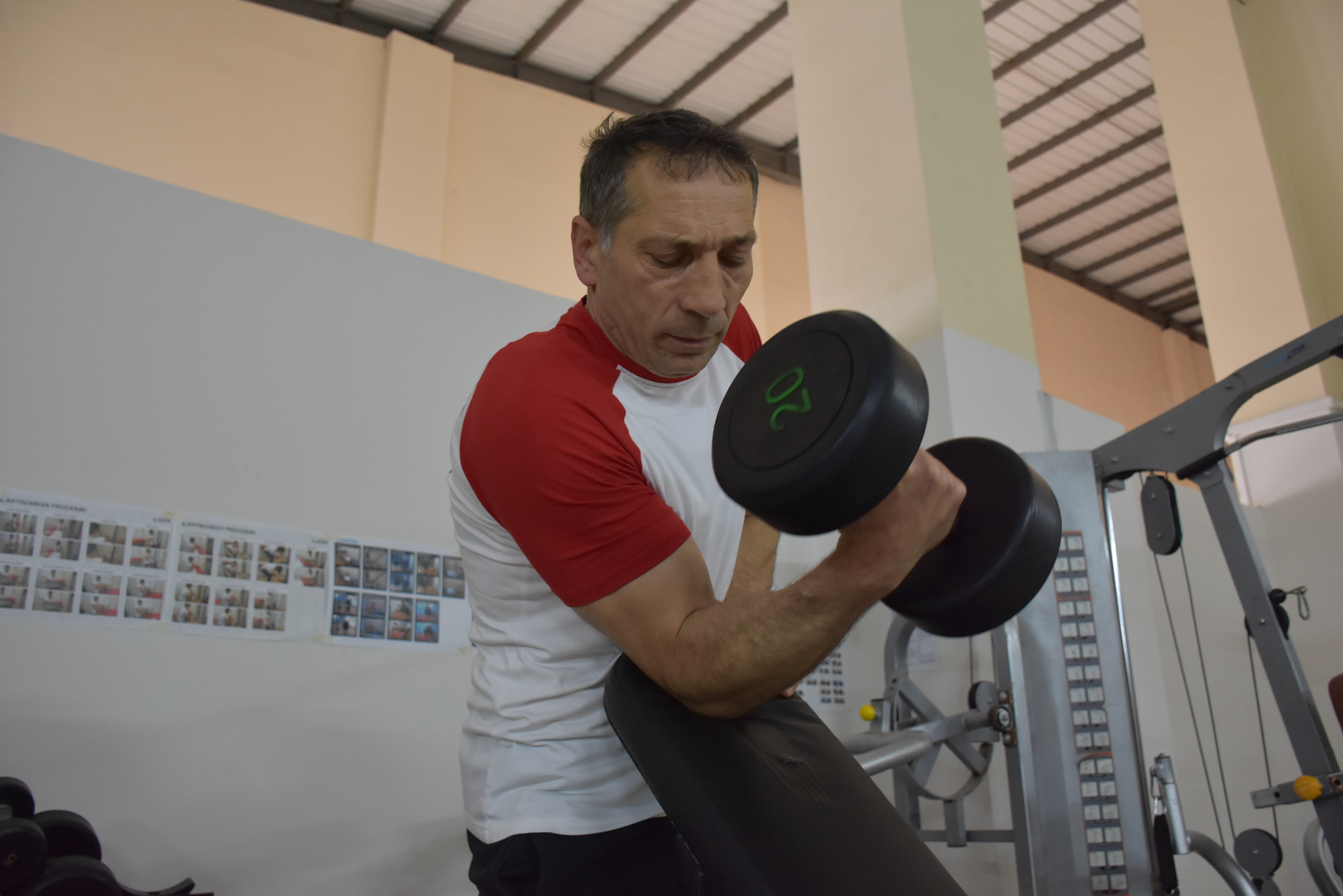 Türkiye's 51-year-old national arm wrestler aims for world championship